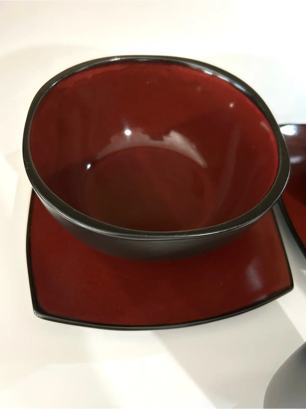 Gibson 5-piece Ceramic Dinnerware Set in Deep Red and Black